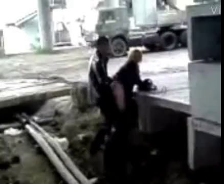 Поймал на камеру, как рабочий трахает крановщицу за углом