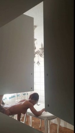 Марк тайно снимает жёсткий секс с мулаткой раком на кухне