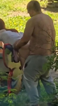 Публичный секс средь бела дня толстый мужик трахает девушку на площадке после минета